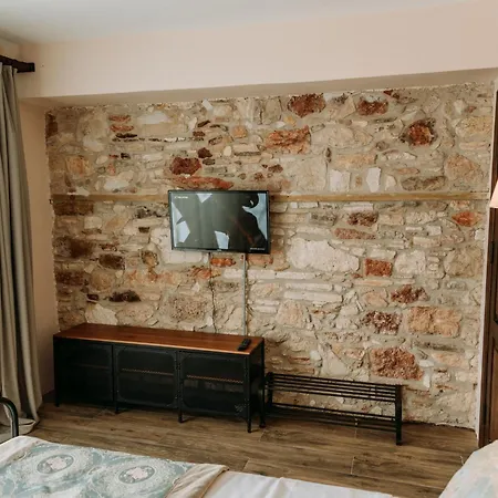 Nill's Stone House Hotel