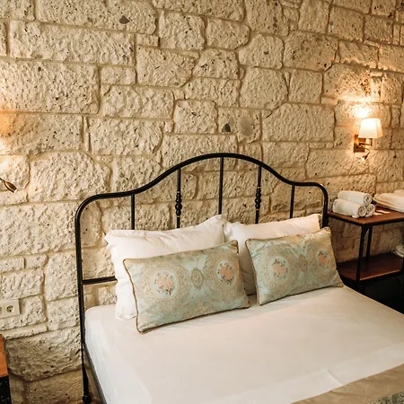 Nill's Stone House Hotel *